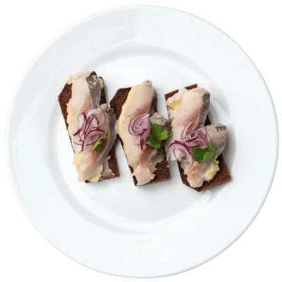 sandwiches-abiertos-arenque-cebollas-servidos-plato-blanco-e1752009632738-1024x1020